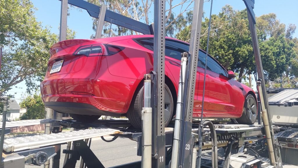 美国汽车托运价格多少钱呢？168 car shipping公司提供详细计算方法，美国运车价格计算方式跟距离、车款、油价、景气、季节、地点、时间等有关，其中影响汽车长途托运价格最重要的因素是距离，根据过去十年汽车托运价格统计数字，通常1英里托运费用介于0.5-1.5美金之间，运输距离越远价钱越便宜，例如从美国西岸洛杉矶运车到美国东岸纽约距离约2700英里，托运费用大约是美金$1300-2000左右，从西雅图运车到圣地牙哥距离1100英里，托运价格约美金800-1200，季节也影响运费，例如冬季要从美国东岸波士顿纽约费城华府dc运车到其他地区的价格比平常时间高约10-30%，主要原因就是冬季积雪道路难行，托运卡车的成本例如司机薪资及保险费用都比较高，地点也造成运费差异，特别是比较乡下地区，距离主要道路及大城市都较远地区，汽车拖运费用比较高一些，例如从三藩市（旧金山）运车到德州达拉斯，一般时间运费约600-1000元，但是距离旧金山湾区约100英里远的城市Santa Cruz运费要增加300-500元，原因是Santa Cruz不在主要东西来往主要道路旁，大卡车要过去接送车辆必须另外绕道，整个行程非常不顺，因此托运费用较高，想知道更多美国汽车托运价格计算方式请参阅168 car shipping网站或谘询168 car shipping公司，168 car shipping是一家华人经营运车公司，服务佳价格合理评价优良，许多网友推荐靠谱的美国运车公司。