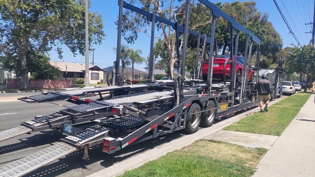 美国汽车托运价格多少钱呢？168 car shipping公司提供详细计算方法，美国运车价格计算方式跟距离、车款、油价、景气、季节、地点、时间等有关，其中影响汽车长途托运价格最重要的因素是距离，根据过去十年汽车托运价格统计数字，通常1英里托运费用介于0.5-1.5美金之间，运输距离越远价钱越便宜，例如从美国西岸洛杉矶运车到美国东岸纽约距离约2700英里，托运费用大约是美金$1300-2000左右，从西雅图运车到圣地牙哥距离1100英里，托运价格约美金800-1200，季节也影响运费，例如冬季要从美国东岸波士顿纽约费城华府dc运车到其他地区的价格比平常时间高约10-30%，主要原因就是冬季积雪道路难行，托运卡车的成本例如司机薪资及保险费用都比较高，地点也造成运费差异，特别是比较乡下地区，距离主要道路及大城市都较远地区，汽车拖运费用比较高一些，例如从三藩市（旧金山）运车到德州达拉斯，一般时间运费约600-1000元，但是距离旧金山湾区约100英里远的城市Santa Cruz运费要增加300-500元，原因是Santa Cruz不在主要东西来往主要道路旁，大卡车要过去接送车辆必须另外绕道，整个行程非常不顺，因此托运费用较高，想知道更多美国汽车托运价格计算方式请参阅168 car shipping网站或谘询168 car shipping公司，168 car shipping是一家华人经营运车公司，服务佳价格合理评价优良，许多网友推荐靠谱的美国运车公司。